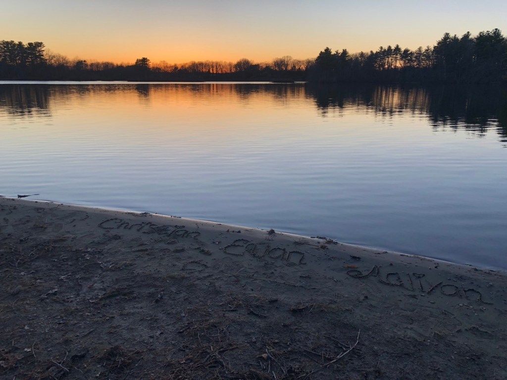 Vista da margem do lago enquanto o sol se põe, fato de estado sobre massacetes