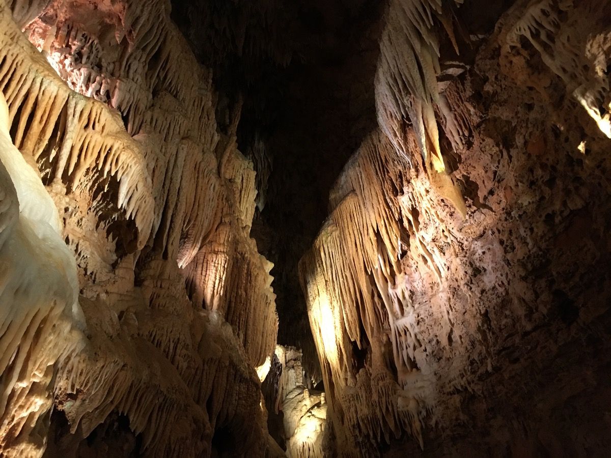 гледка към булчинската пещера отдолу през нощта, посочете факта за Мисури