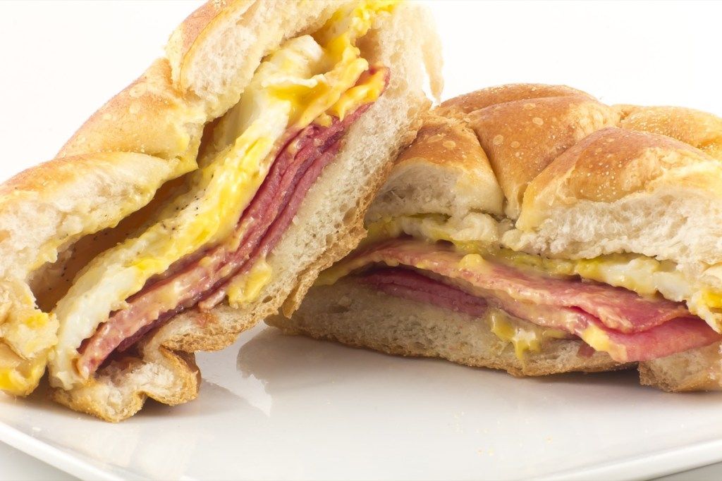 ニュージャージー州のテイラーハム、ポークロール、卵とチーズの朝食サンドイッチ、カイザーロールに塩コショウとケチャップを添えて-画像