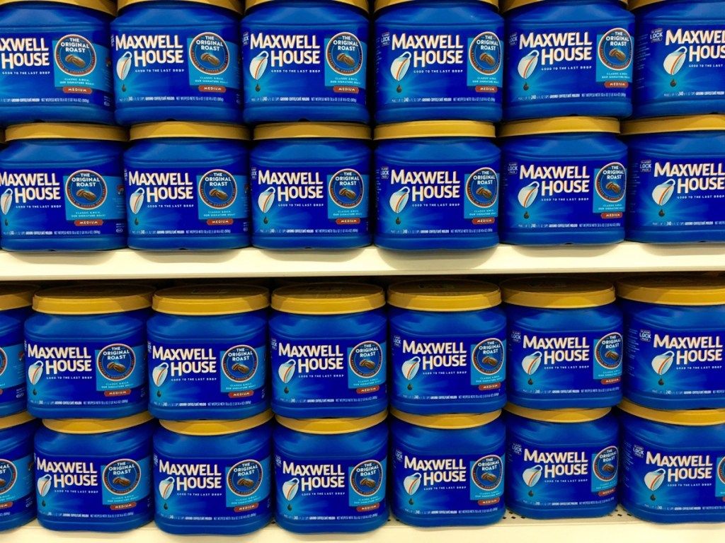 Витрина на магазина с насипни сини контейнери на Maxwell House Coffee, посочете факта за тенези