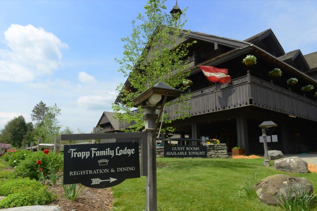 Trapp Family Lodge седи зад табела на хана в слънчев ден, заявява факт за Върмонт