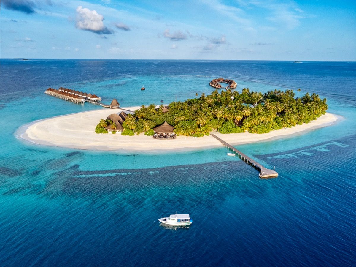 въздушен изглед на малдивски островен курорт