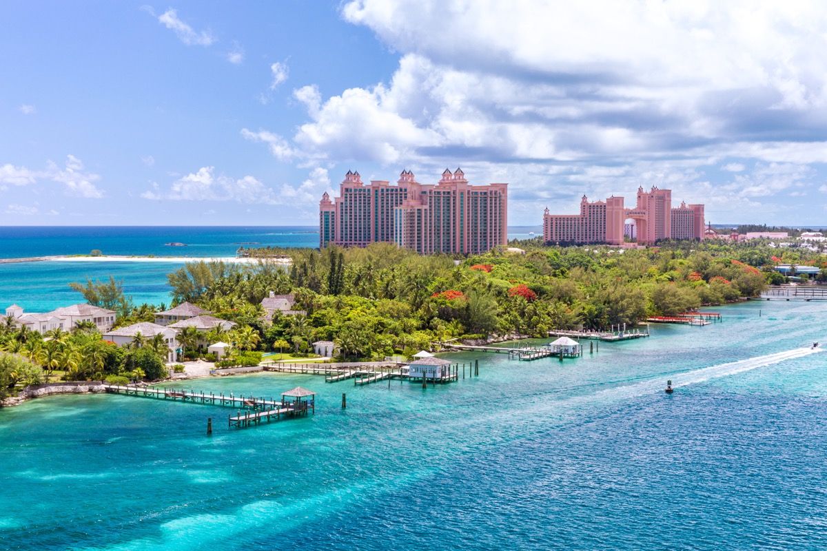 Bãi biển bình dị với làn nước màu ngọc lục bảo ở Nassau, Bahamas trong một ngày đầy nắng.