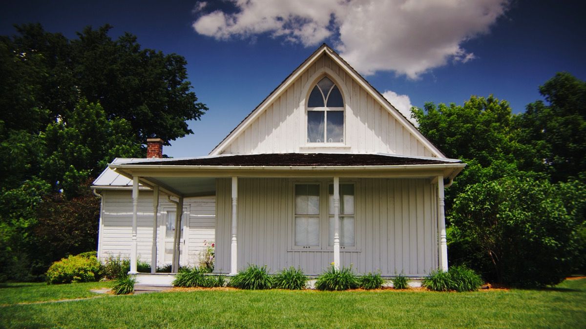 američka gotička seoska kuća ljeti