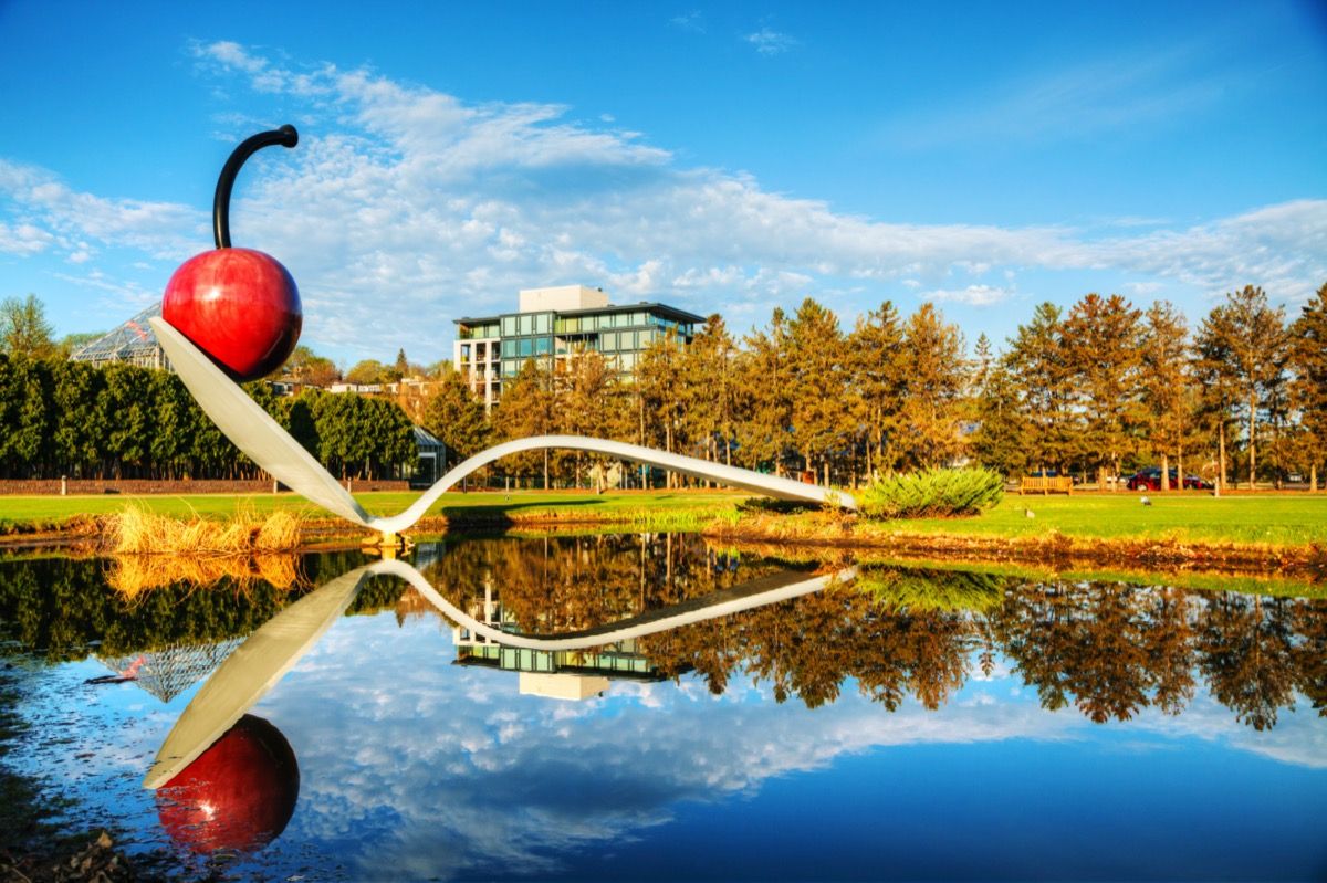 il ponte a cucchiaio e la ciliegia al giardino delle sculture di Minneapolis