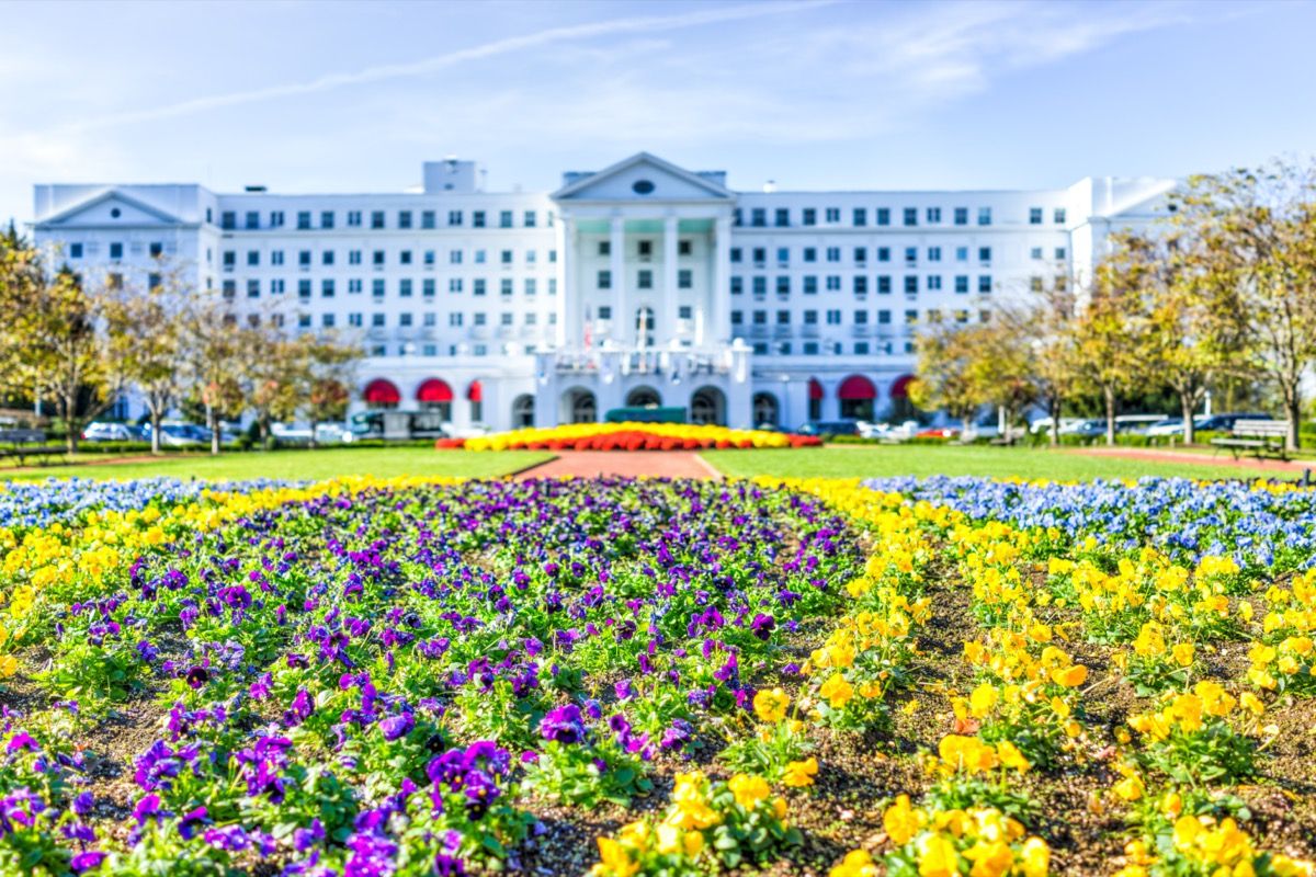 eksterijer hotela greenbrier s uređenim cvijećem u zapadnoj Virginiji