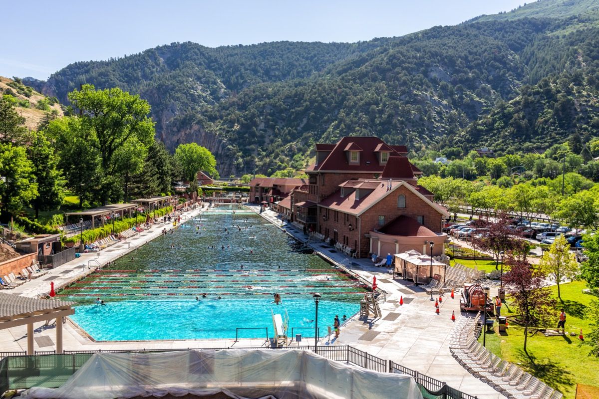 Hoge hoekmening van beroemde Colorado warmwaterbronnen zwembad in het centrum met water en mensen zwemmen