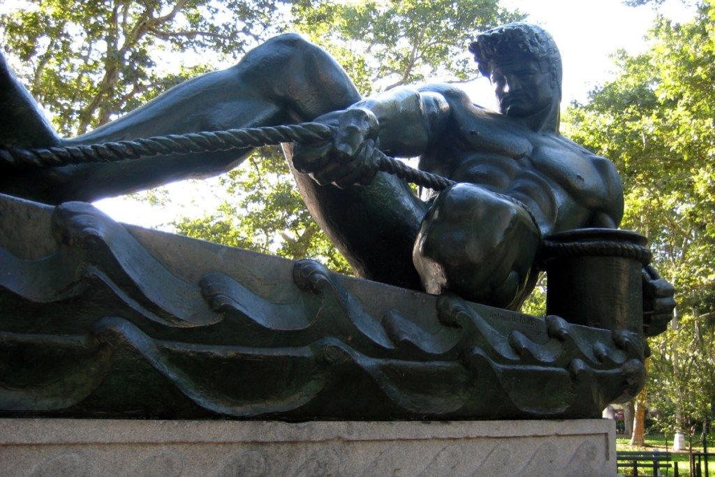 patung pria menarik tali brooklyn