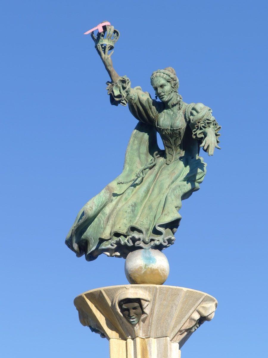 βασίλισσα Σαρλότ άγαλμα