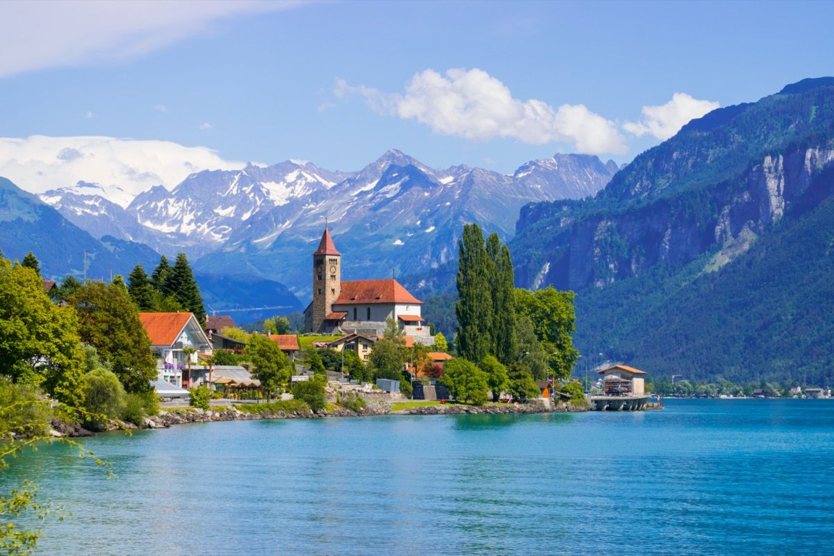 thị trấn nhỏ của brienz nhìn từ hồ brienz, Thụy Sĩ