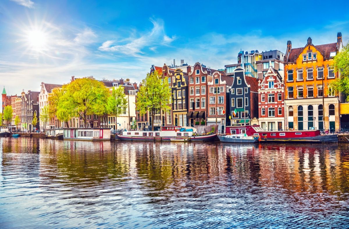 Amsterdam Hà Lan nhìn từ thuyền