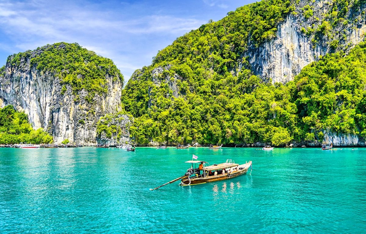 một chiếc thuyền trên đảo phuket Thái Lan