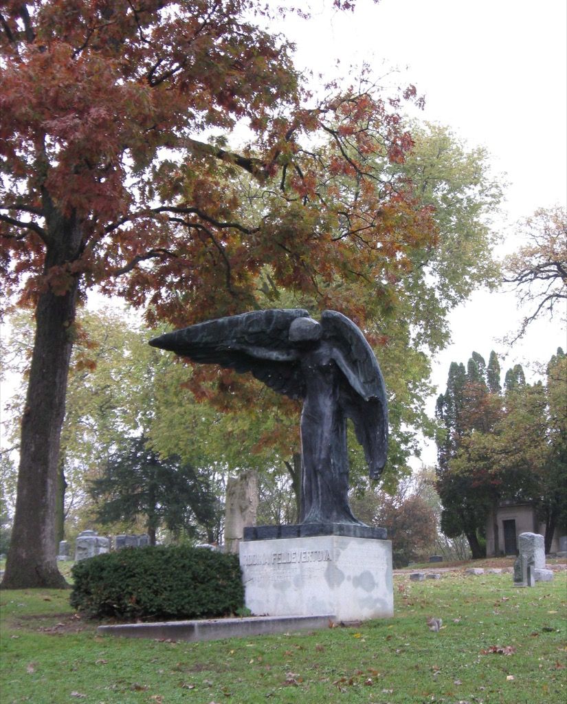 Aiovas melnā eņģeļa statuja dīvainākās pilsētas leģendas katrā štatā