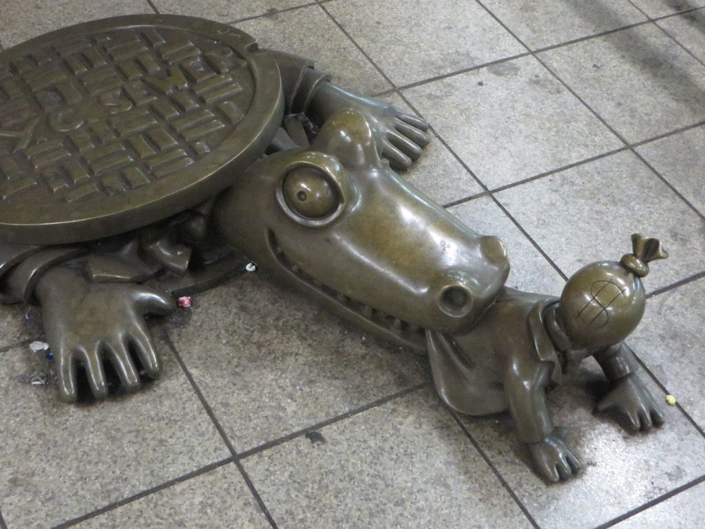 Ņujorkas kanalizācijas aligatora statuja dīvainākās pilsētu leģendas katrā štatā