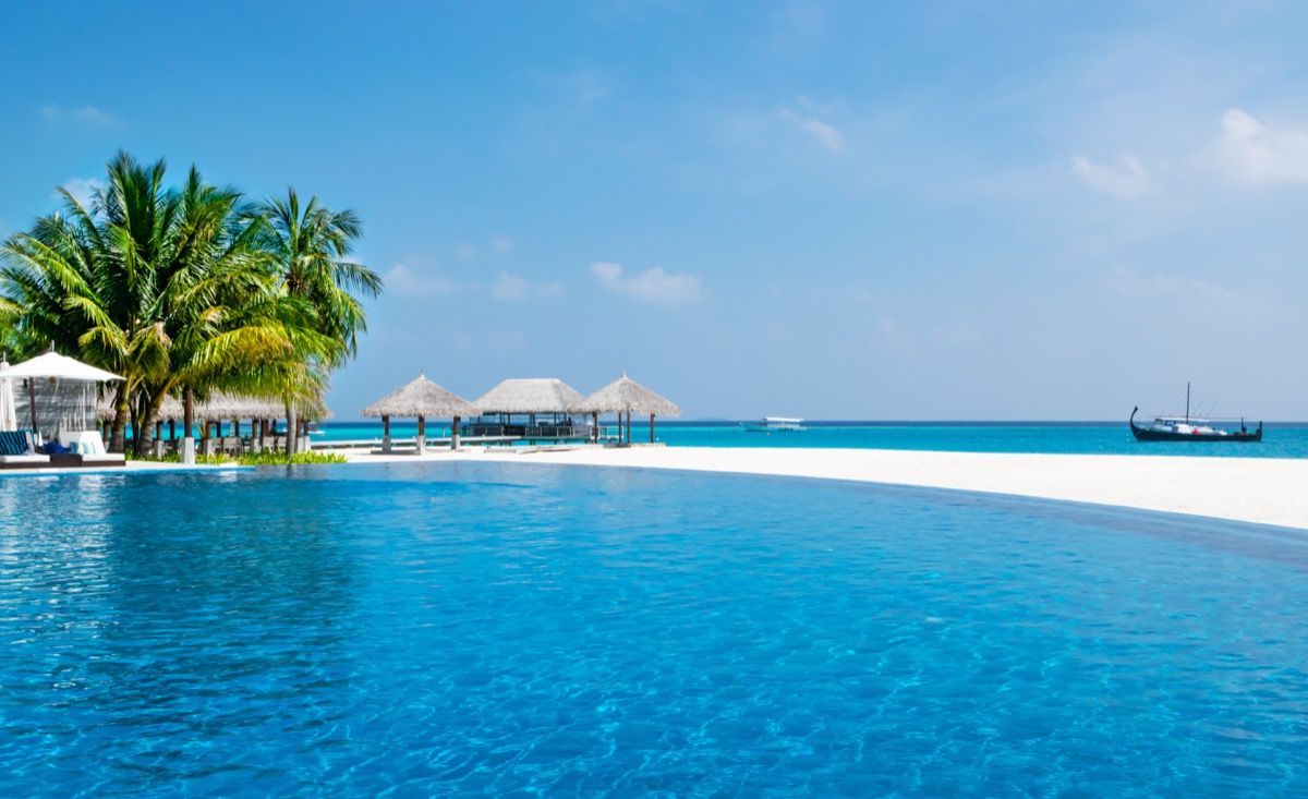piscina infinita velassaru Maldivas