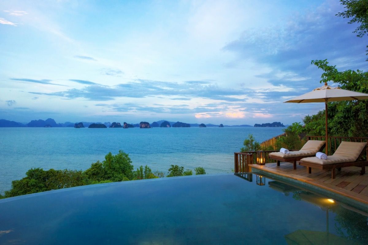 piscina infinita con vistas a la bahía de Phang
