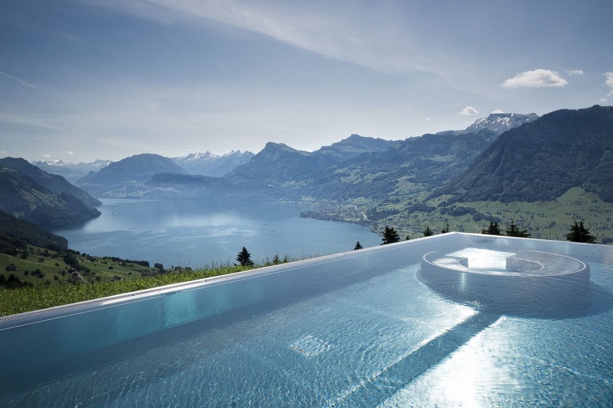 piscina infinita con vistas a los alpes