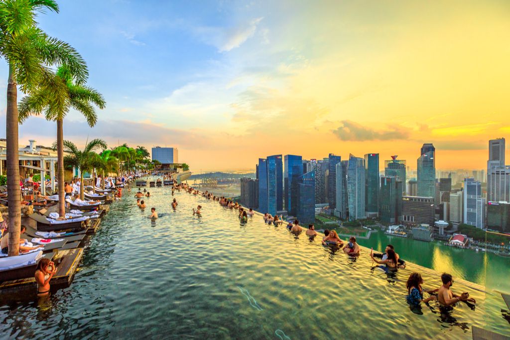 בריכת האינסוף בריכות השחייה המטורפות ביותר בסינגפור