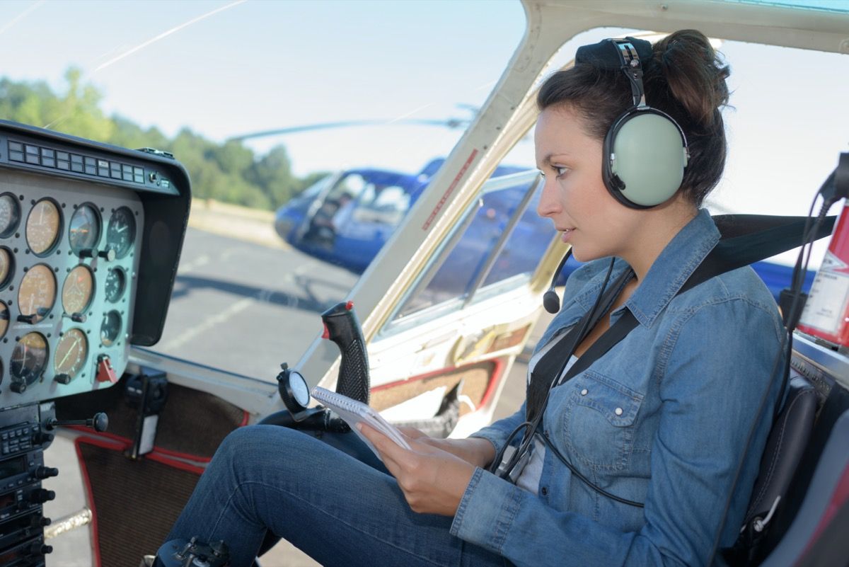 勉強している女性パイロット