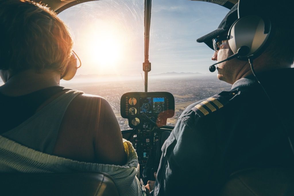 двама пилоти в пилотската кабина по време на залез слънце