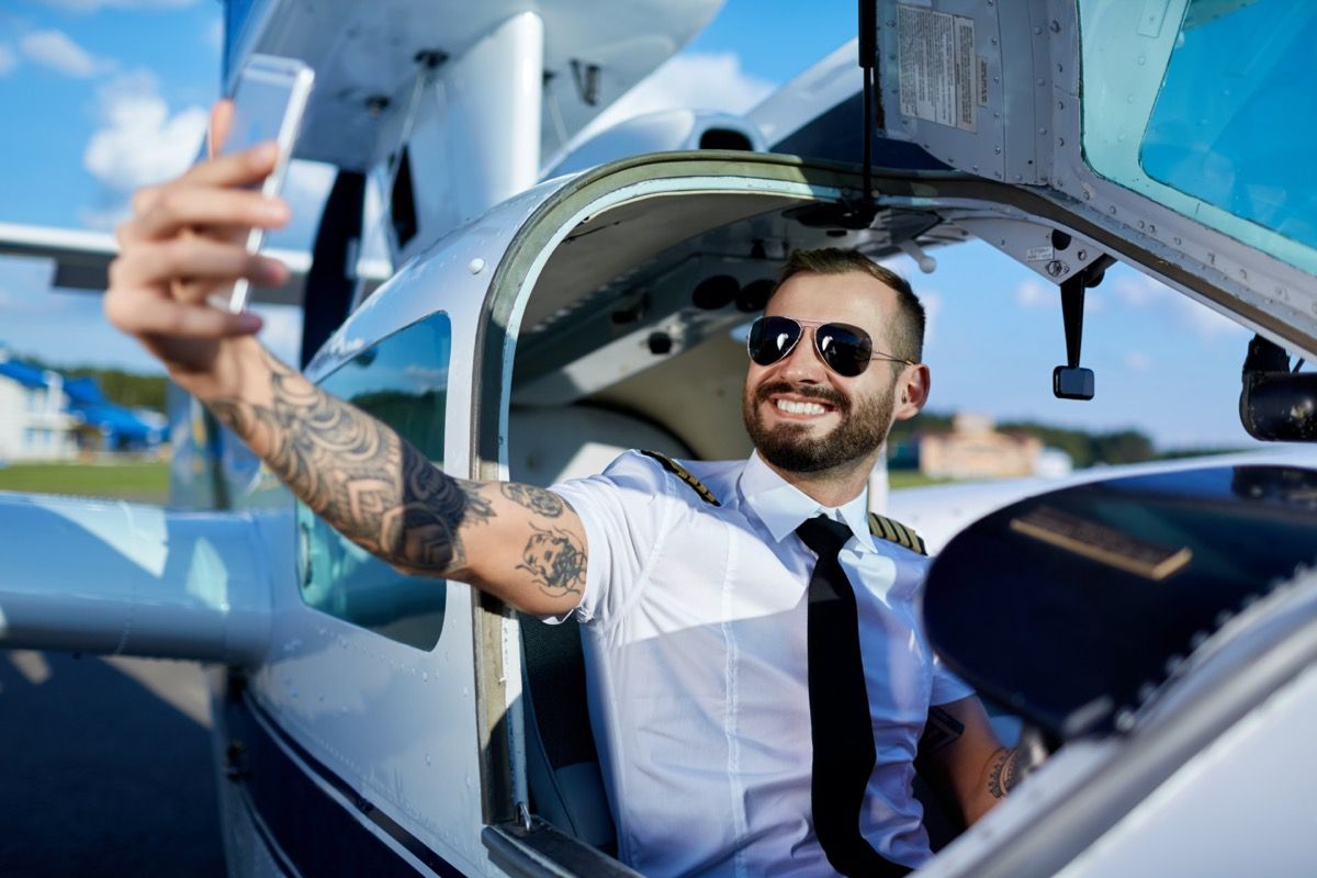 giovane pilota prendendo un selfie