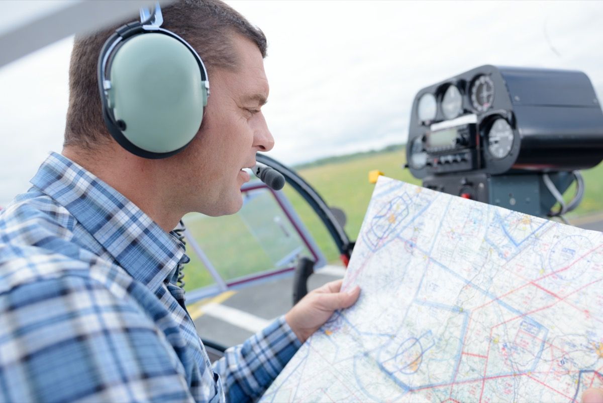 πιλότος που μελετά έναν χάρτη
