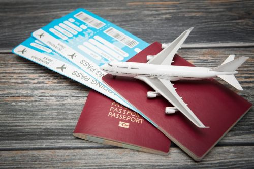   Dos pasaportes y tarjetas de embarque