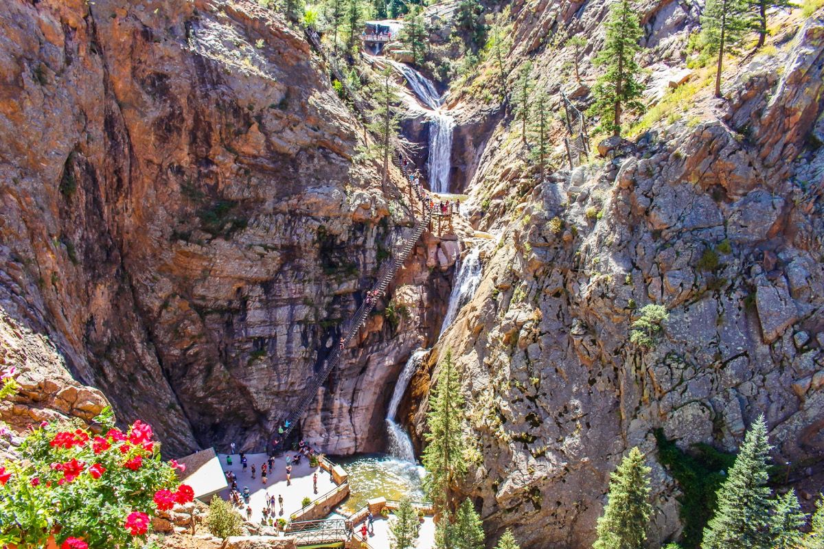 zeven watervallen met toeristen beneden in Colorado