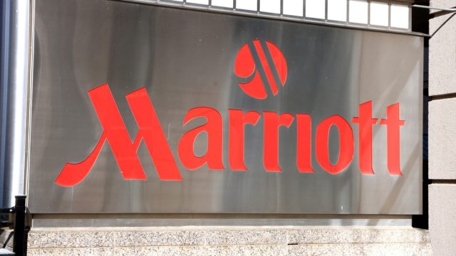   Un letrero del hotel Marriott