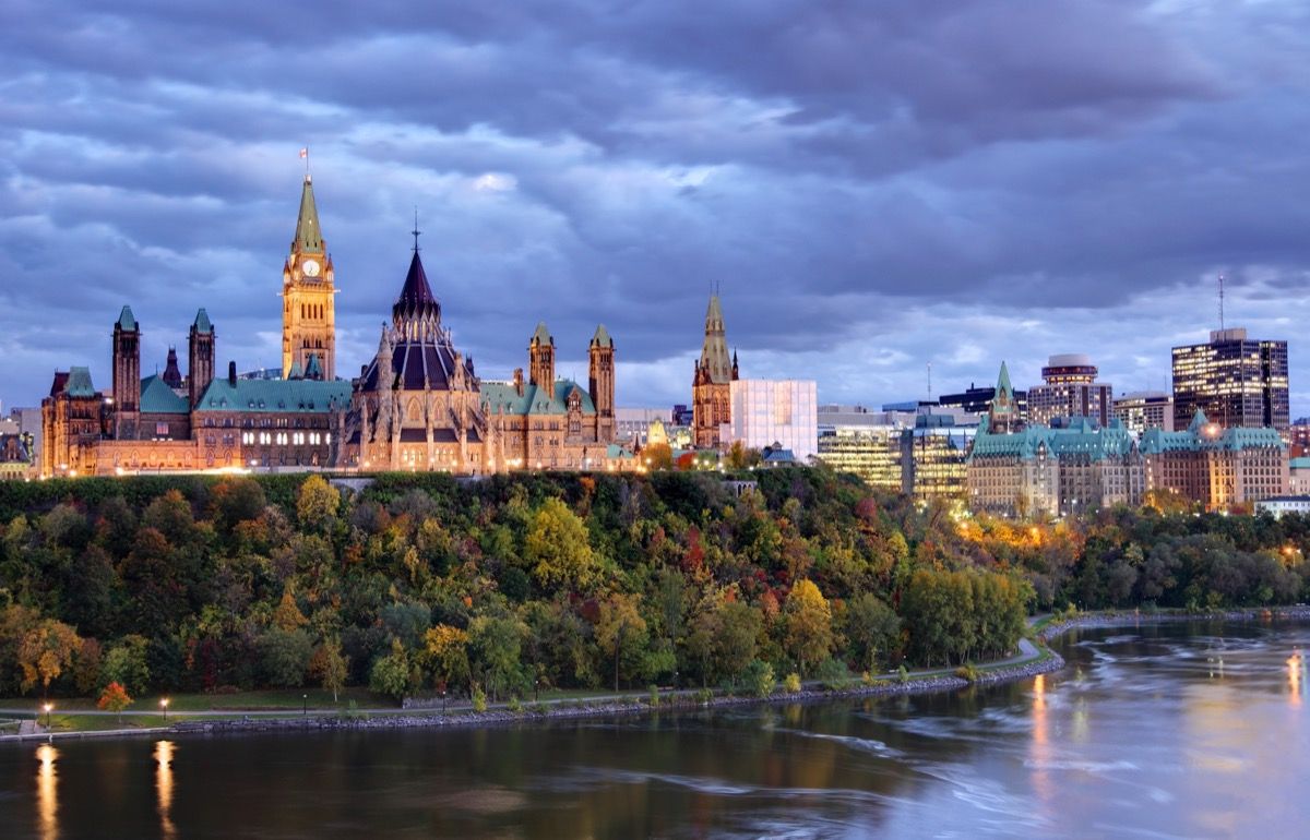 parlamendimägi on dramaatilise mäe otsas Ontarios Ottawas, sügisel Ottawa jõele. Parliament Hill asub Kanadas