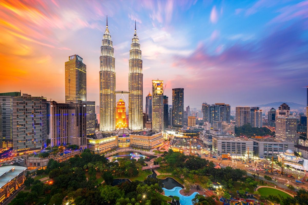 Petronas Towers, tuntud ka kui Menara Petronas, on maailma kõrgeimad ehitised aastatel 1998–2004.
