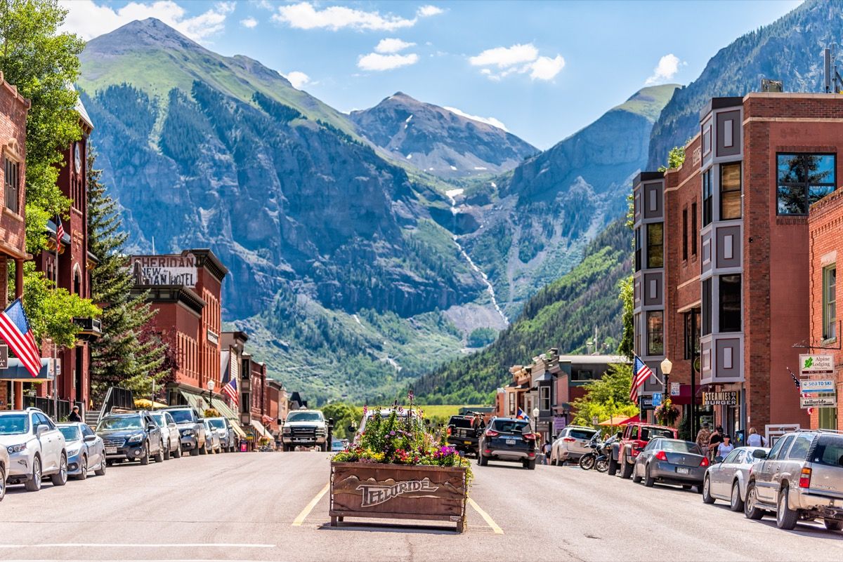 Telluride, USA - 14. august 2019: Väike linnaküla Colorado linnas linna ja lillede tähisega ajaloolise arhitektuuri järgi peatänava mäevaatel