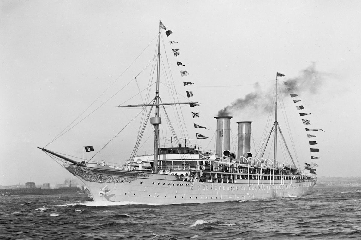 crno-bijela slika prvog ikada putničkog broda