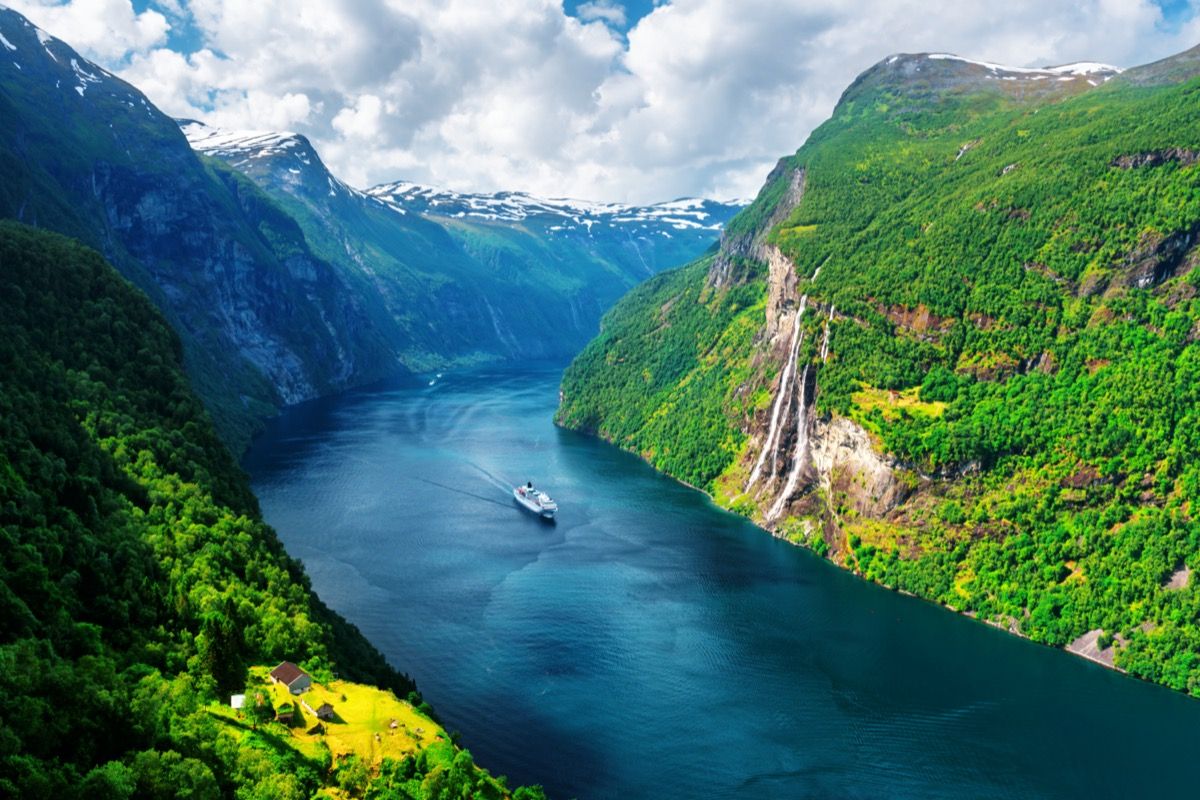 krstarenje norveškim fjordom između planina rijekom