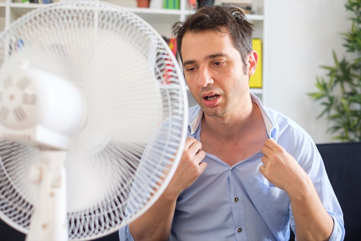 Homme ayant des sueurs froides devant un ventilateur Silent Heart Attack Men