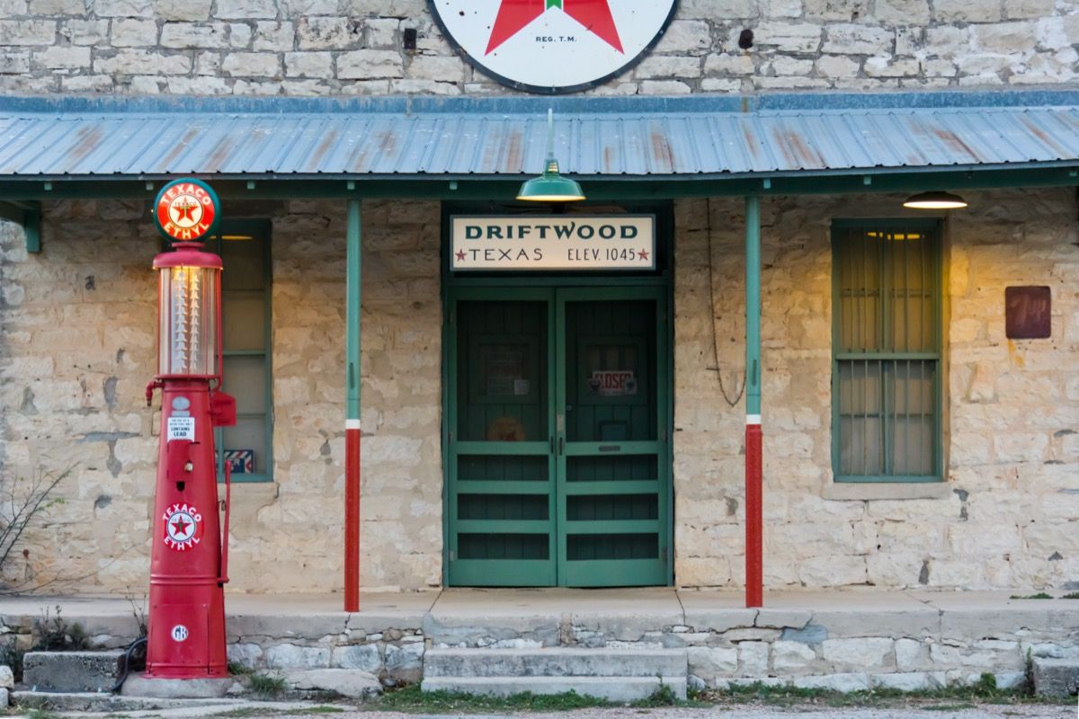 estació de gasolina vintage a Driftwood Texas