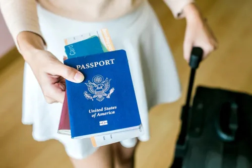   عورت سفری دستاویزات اور پاسپورٹ دے رہی ہے۔
