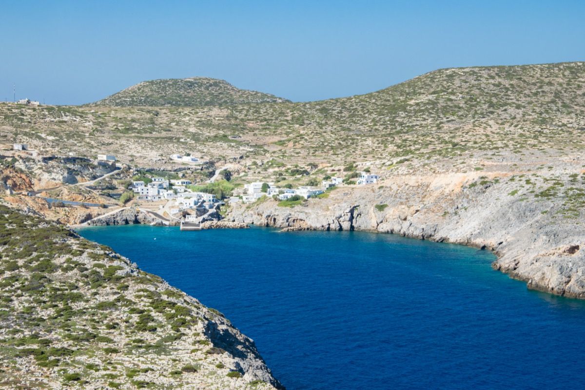 Vista de la bahía y el puerto de la isla de Antikythera en Grecia