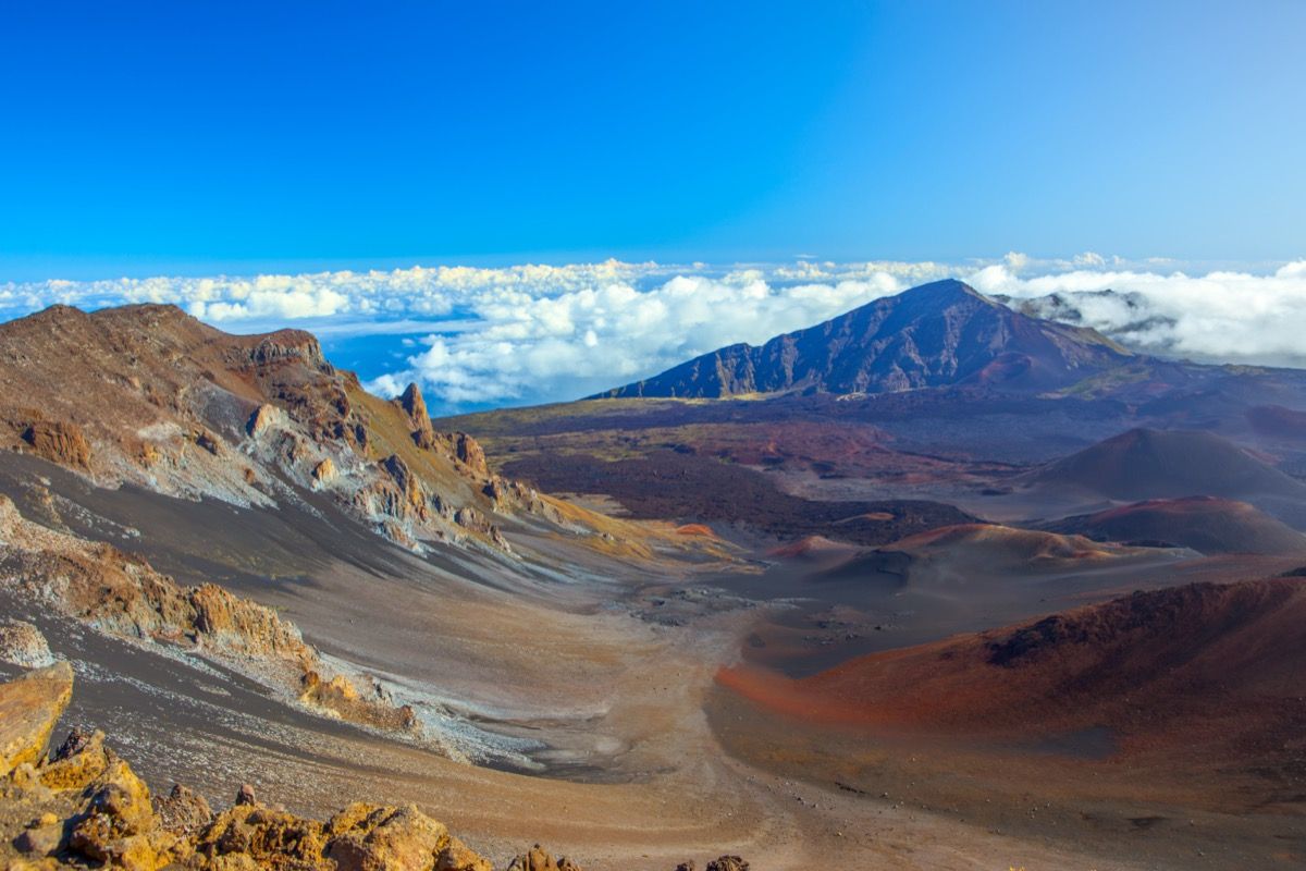 parc nacional haleakala amb el seu volcà actiu al fons