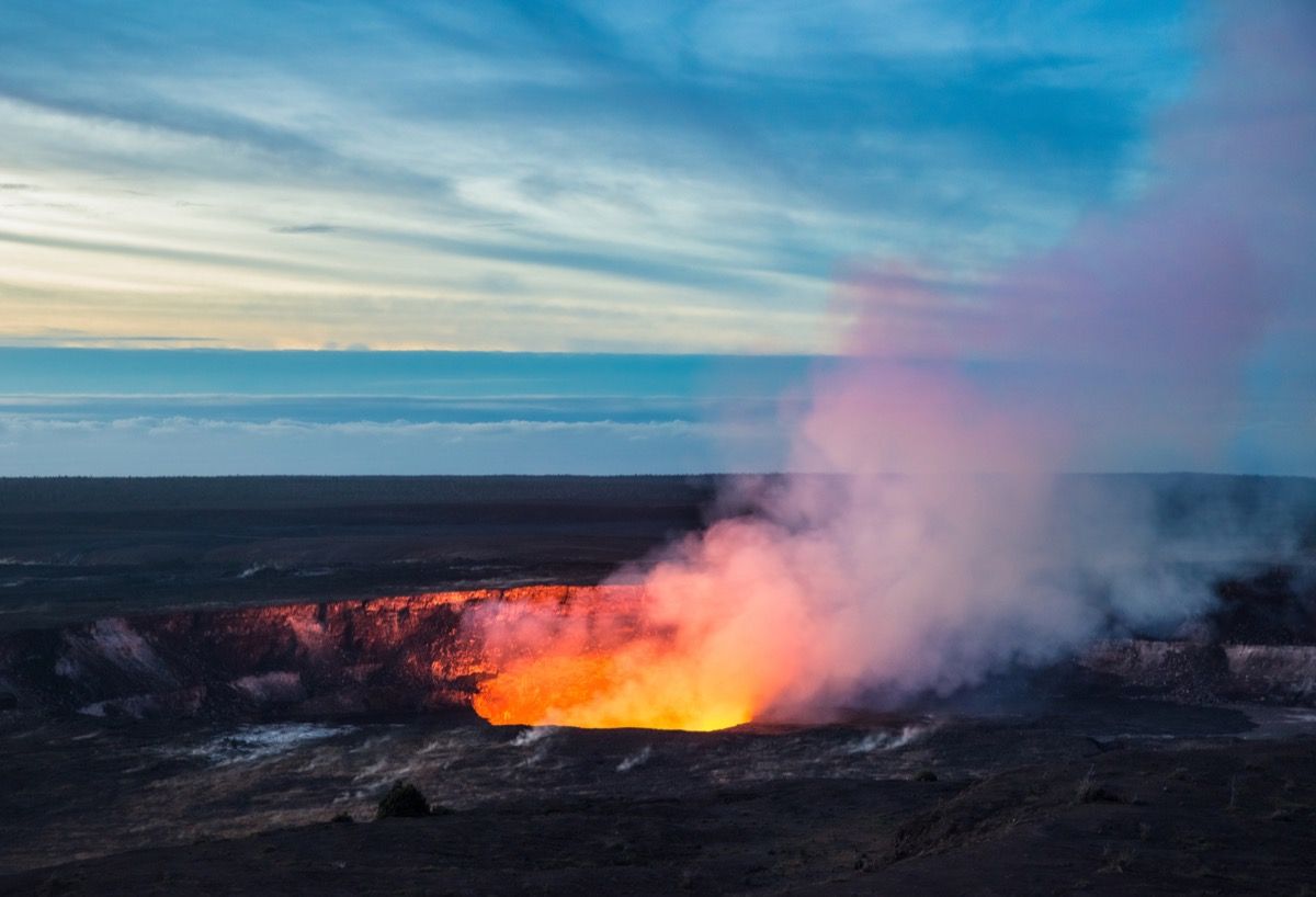Lửa và hơi nước phun ra từ miệng núi lửa Kilauea (Pu