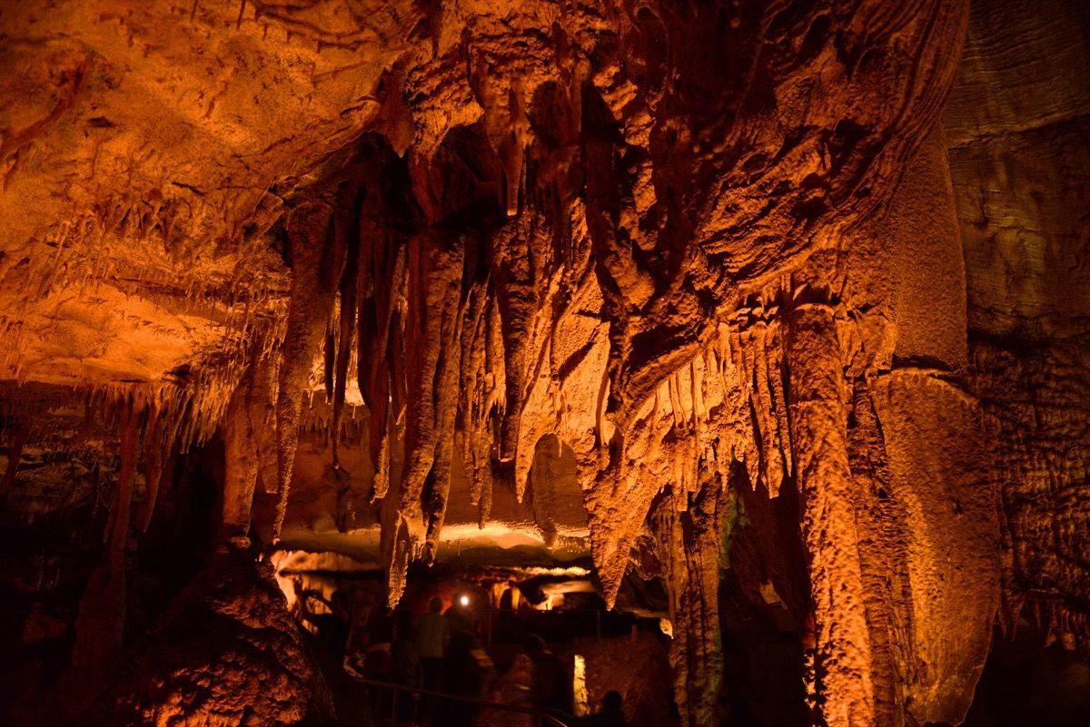 거대한 동굴 석순
