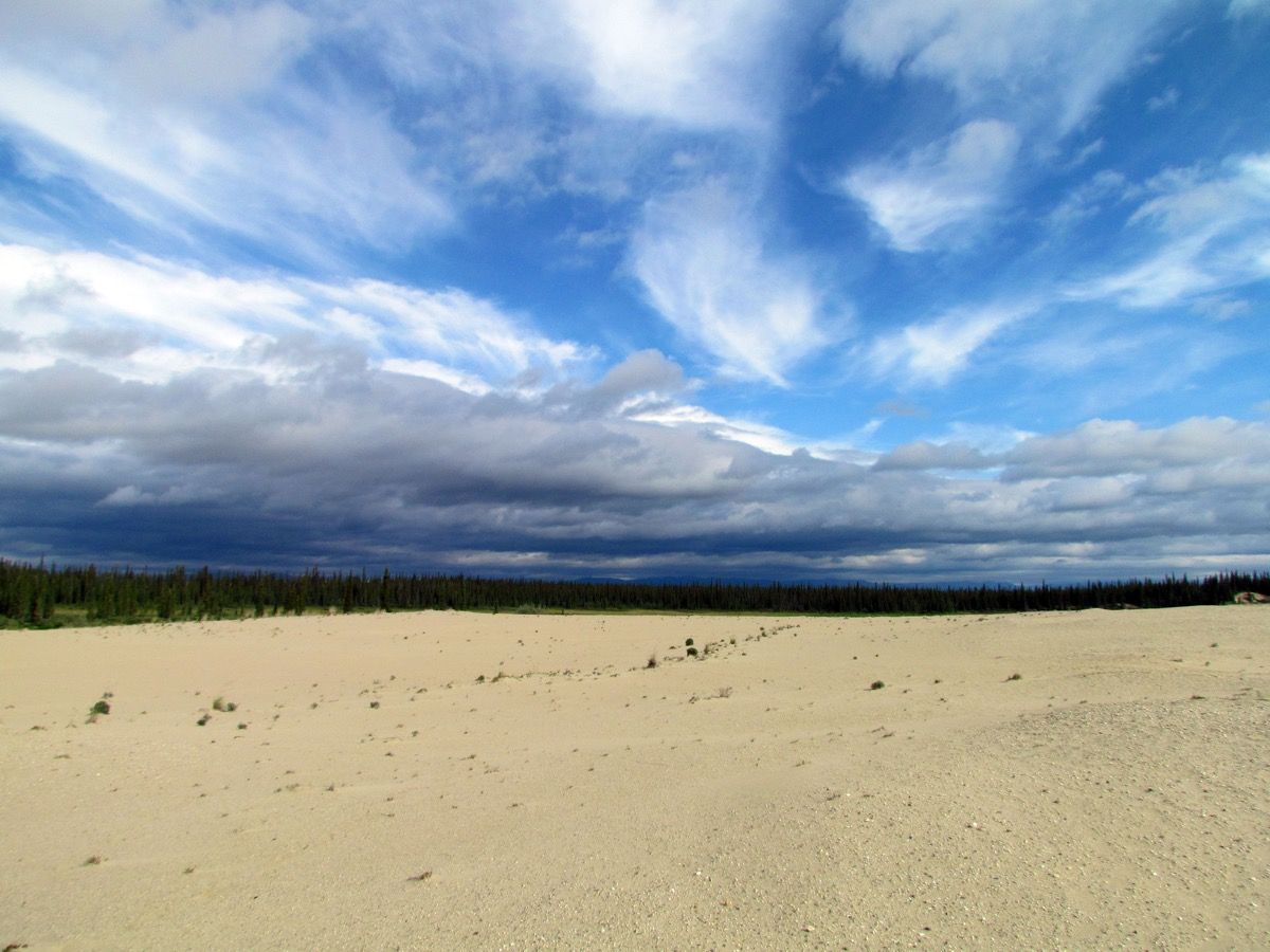 Облаци над пясъчните дюни в долината Кобук