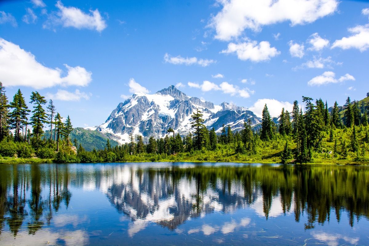 monte Shuksan se refleja en el lago Picture en el Parque Nacional North Cascades