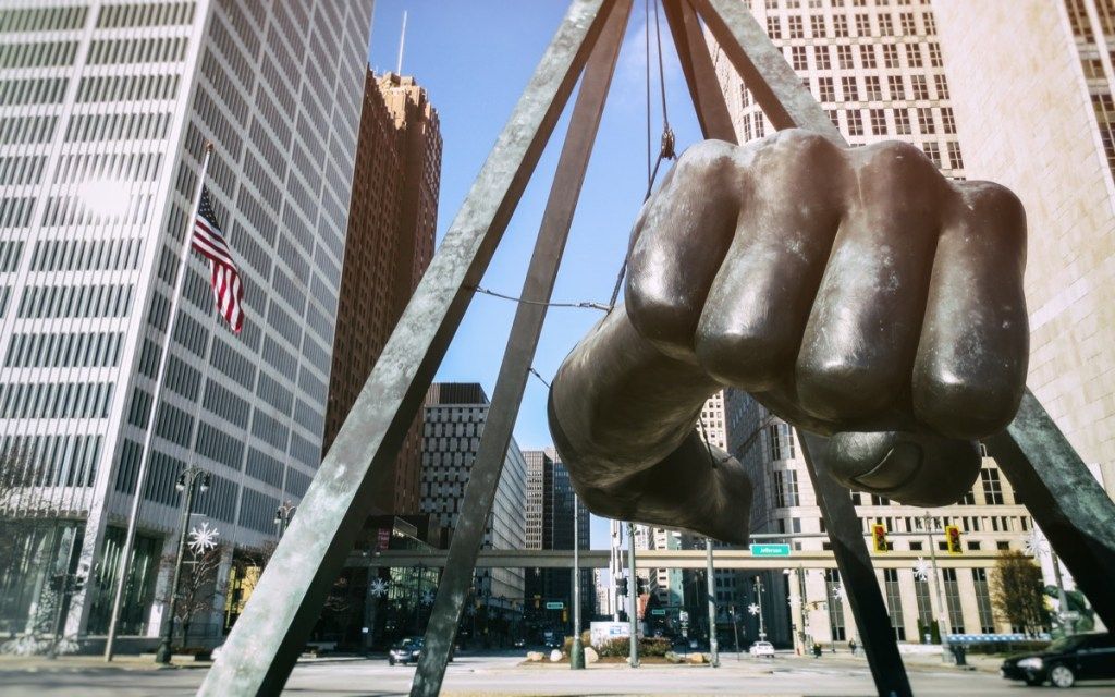 estatua de puño en detroit, michigan