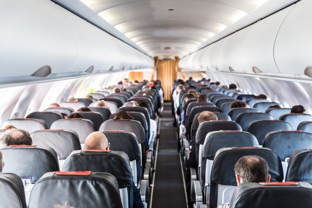 oameni într-o cabină de avion aglomerată