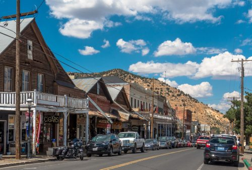   Mga kahoy na bahay sa kahabaan ng Main Street sa lumang Western town ng Virginia City, Nevada.