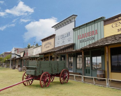  Front Street kopijas fasāde ar vecu patronas vagonu Boot Hill vēsturiskajā muzejā Dodžsitijā, Kanzasā.