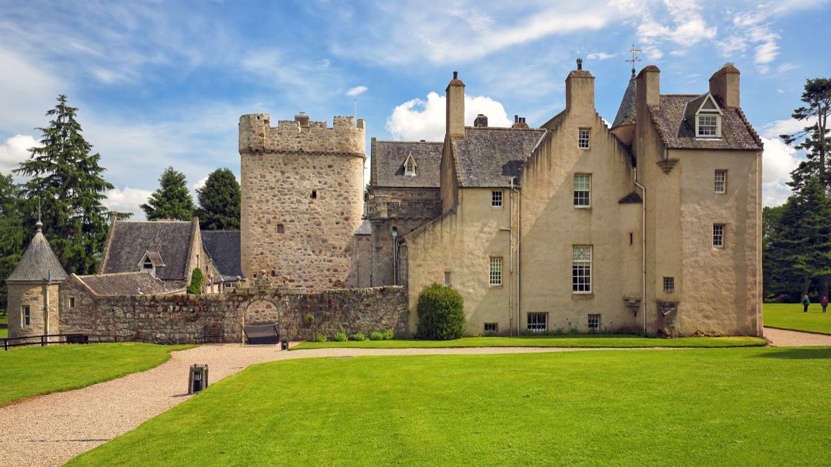 nhìn từ phía trước của lâu đài trống ở Scotland