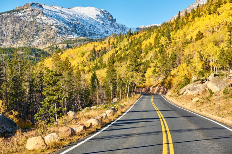   Droga przechodząca przez Park Narodowy Gór Skalistych otoczona jesiennymi liśćmi