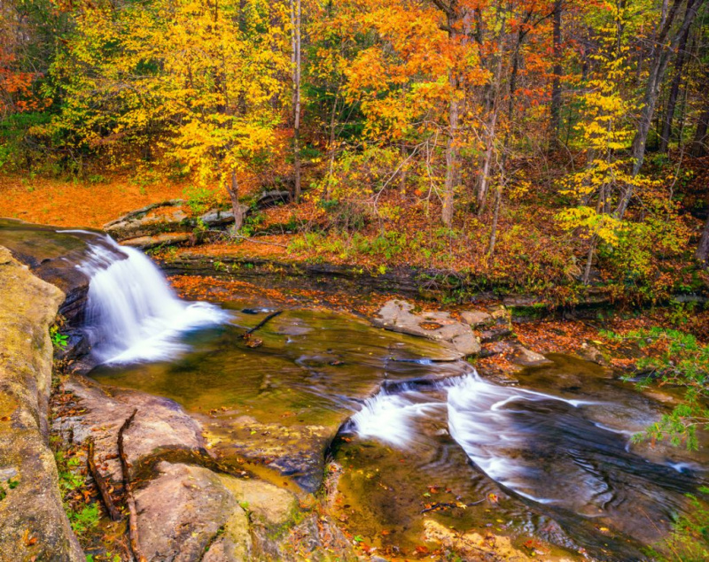   Syksyllä Hocking Hill State Parkin läpi virtaava puro